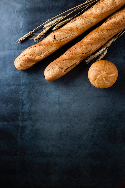 Odgórny Widok Baguette Na Czarnej Tła Wirh Kopii Przestrzeni