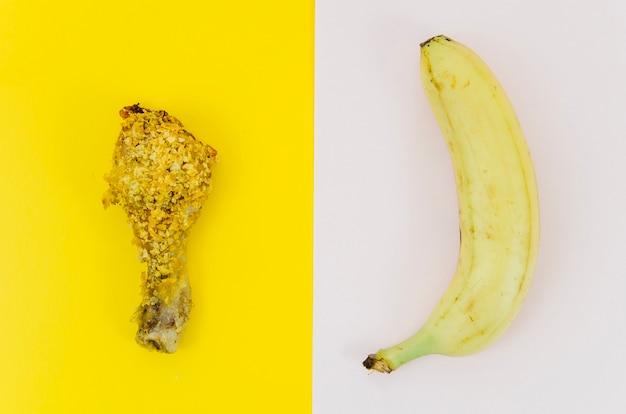 Odgórny widok banan vs pieczony kurczak