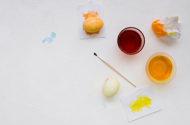 Bezpłatne zdjęcie odgórny widok barwidło dla easter jajek z muśnięcia i kopii przestrzenią