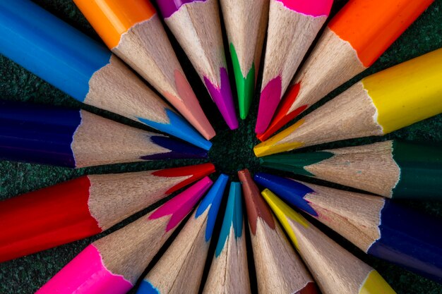 Odgórny widok barwioni ołówki na zmroku