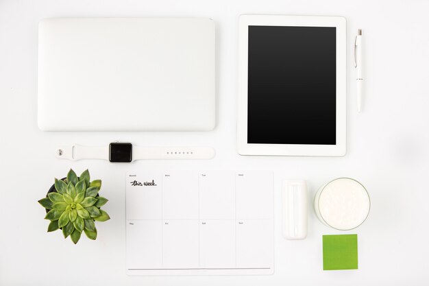 Odgórny widok biały biuro stół z laptopem