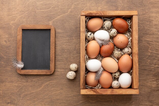 Odgórny widok blackboard z pudełkiem folował daleko jajka dla Easter