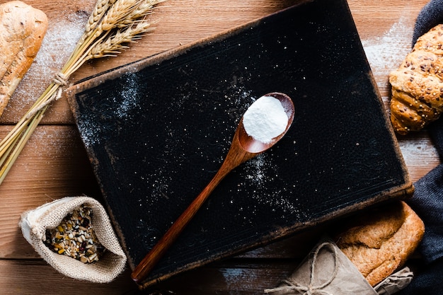 Odgórny widok łyżka z mąką na drewnianym stole