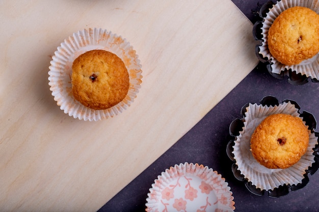 Odgórny widok muffins w papierowych foremkach na wieśniaku