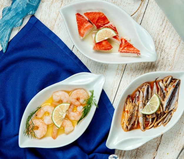 Bezpłatne zdjęcie odgórny widok owoce morza bocznego naczynia talerze z krewetkowym kraba mięsem i sardelą