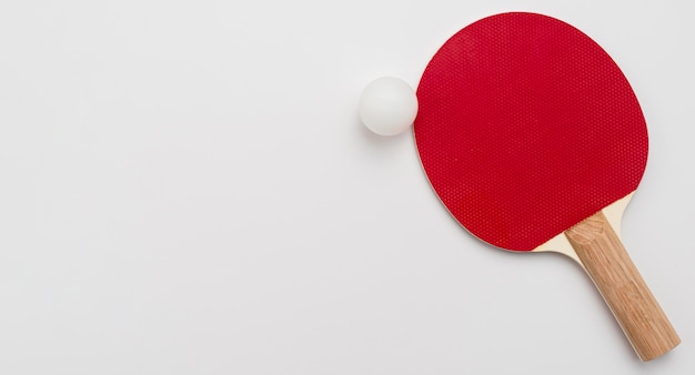 Bezpłatne zdjęcie odgórny widok ping pong piłka i wiosło z kopii przestrzenią