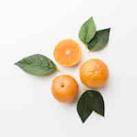 Bezpłatne zdjęcie odgórny widok pomarańcze z liścia pojęciem