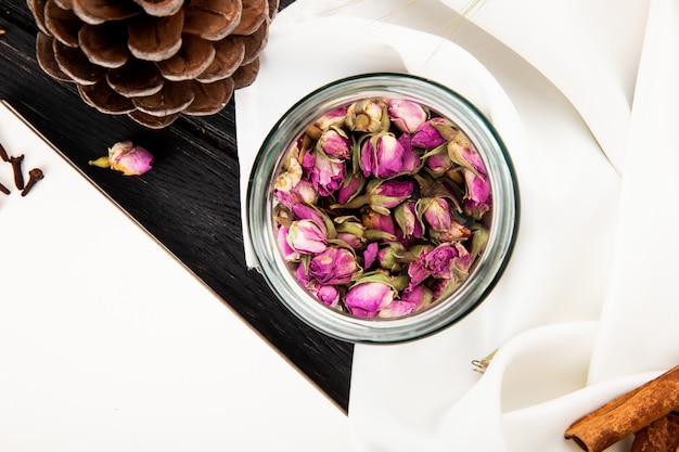 Bezpłatne zdjęcie odgórny widok suchej herbaty róża pączkuje w szklanym słoju na wieśniaku