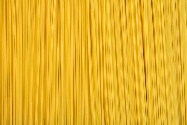 Odgórny widok surowy spaghetti tło