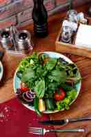 Bezpłatne zdjęcie odgórny widok świeżych warzyw pomidorowa ogórkowa czerwona cebula i ziele na drewnianym stole