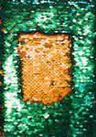 Bezpłatne zdjęcie odgórny widok złota i zielona tkanina z błyszczącymi cekinami jako tło