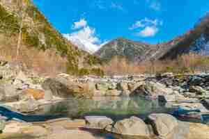 Bezpłatne zdjęcie odkryty onsen, japonia