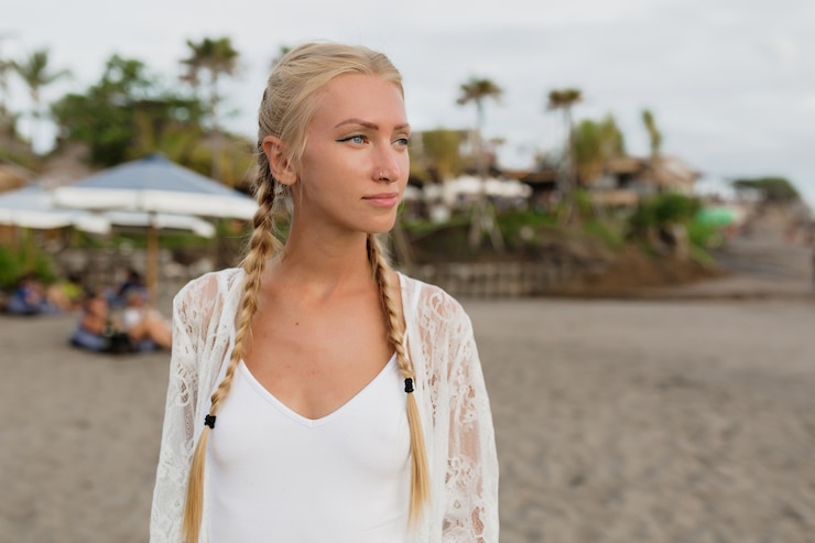 Bezpłatny plik Zdjęcie odkryty portret profil kobiety oddychanie świeżym powietrzem na plaży z oceanem w tle. całkiem kaukaski dziewczyna spaceru rano nad oceanem