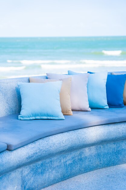 Odkryty taras na plaży z sofą i poduszkami