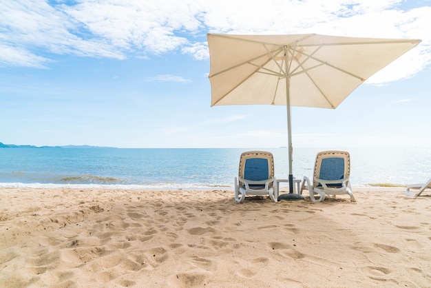 Bezpłatne zdjęcie odkryty z parasolem i krzesło na pięknej tropikalnej plaży i morza