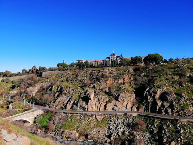 Bezpłatne zdjęcie odległe ujęcie alcázar de toledo w toledo w hiszpanii