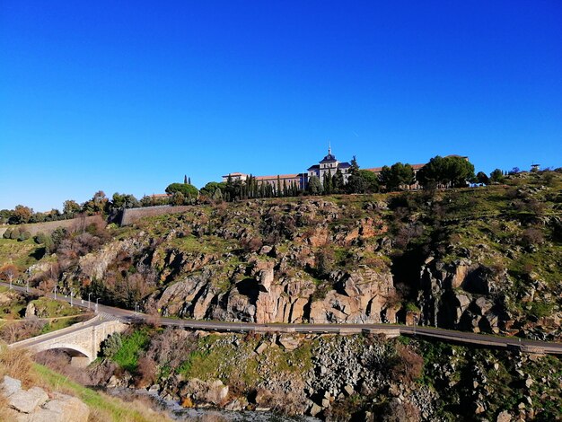 Odległe ujęcie Alcázar de Toledo w Toledo w Hiszpanii
