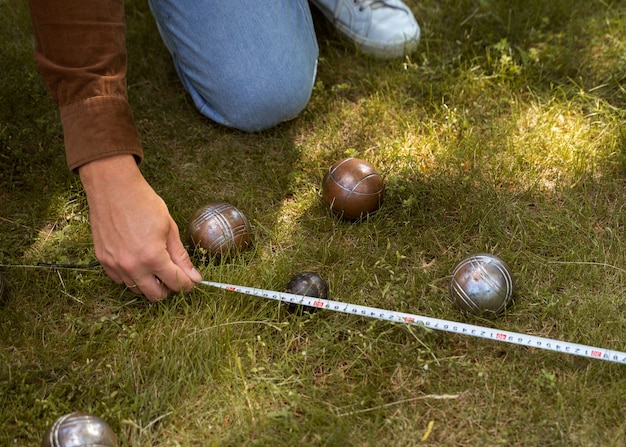 Bezpłatne zdjęcie odległość pomiaru człowieka o wysokim kącie