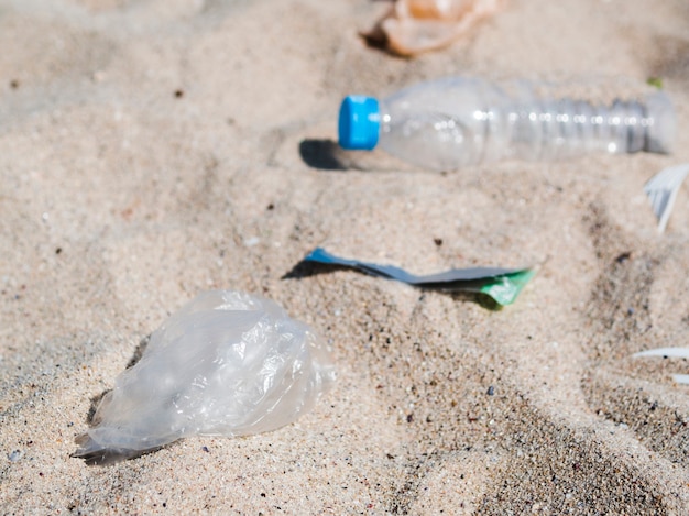 Odpady śmieci z tworzyw sztucznych na piasku na plaży