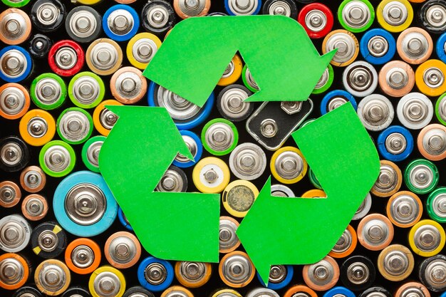 Odpady zanieczyszczenia baterii z symbolem recyklingu