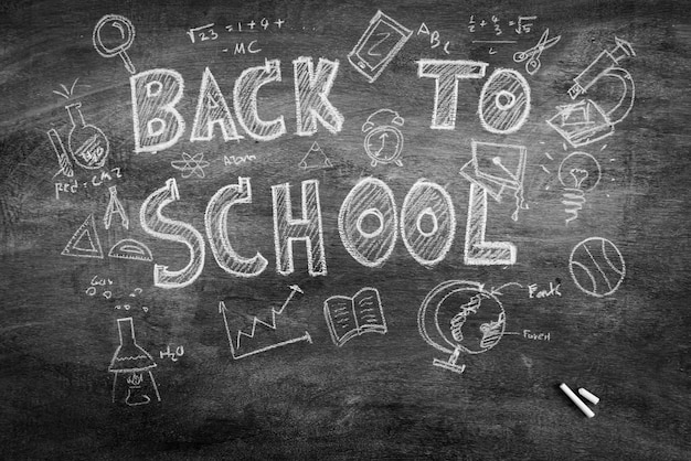 Bezpłatne zdjęcie odręczny rysunek powrót do szkoły na tablicy szkolnej, filtrowany obraz pr