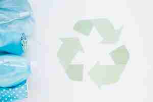 Bezpłatne zdjęcie odzyskuj logo z kolorowymi śmieciami
