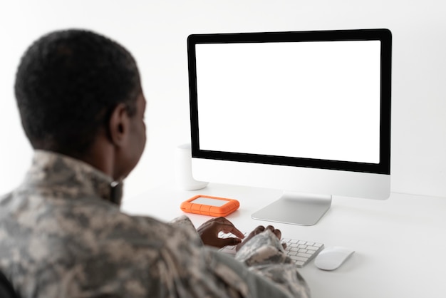 Oficer wojskowy korzystający z technologii komputerowej armii