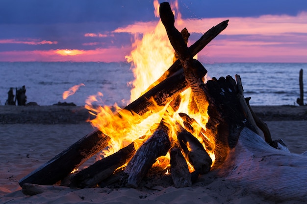 Bezpłatne zdjęcie ognisko na plaży