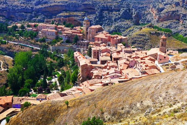 Ogólny widok na miasto w Aragonii latem