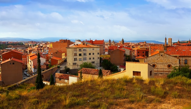 Ogólny widok Teruel w letni dzień