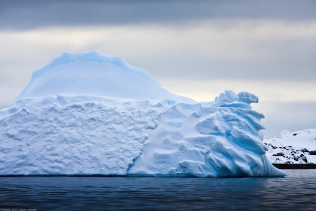 Ogromna antarktyczna góra lodowa na śniegu