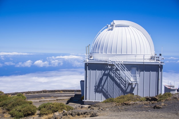 Ogromne obserwatorium astronomiczne na tle błękitnego nieba w Hiszpanii