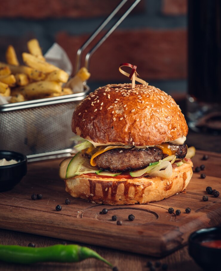 Bezpłatny plik Zdjęcie ogromny burger ze smażonym mięsem i warzywami