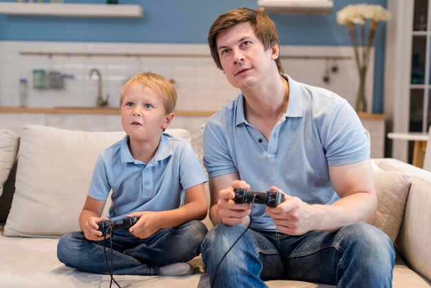 Ojciec grający w gry wideo razem z synem