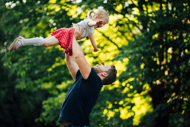 Ojciec i córka bawić się w parku