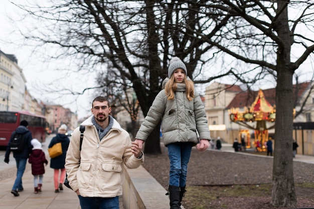 Bezpłatne zdjęcie ojciec i córka cieszą się podróżą na wakacjach