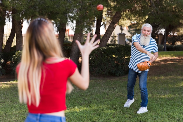 Bezpłatne zdjęcie ojciec i córka gra w baseball