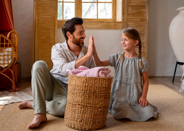 Ojciec i córka spędzają czas razem w lnianych ubraniach