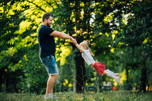 Ojciec i córka wiruje w okręgu