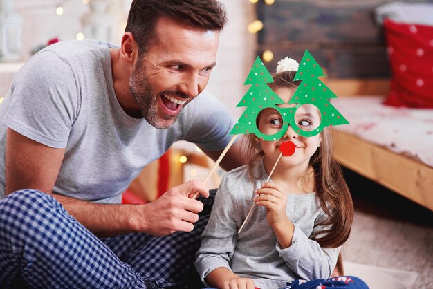 Ojciec i córka, zabawy w czasie świąt Bożego Narodzenia