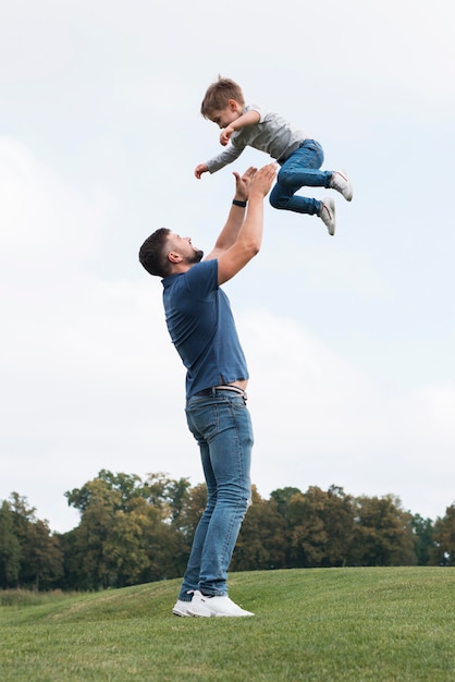 Bezpłatne zdjęcie ojciec i syn bawią się w parku