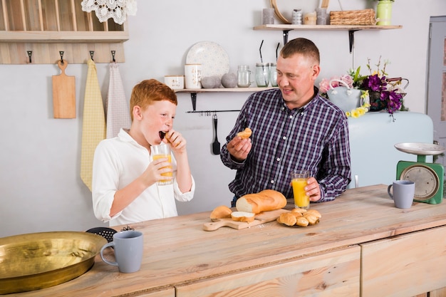 Bezpłatne zdjęcie ojciec i syn bawić się w kuchni