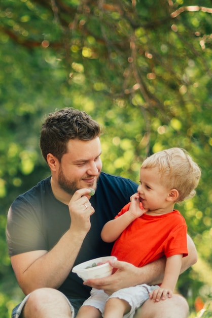 Bezpłatne zdjęcie ojciec i syn patrząc na siebie