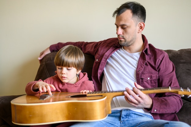 Ojciec I Syn, Trzymając Gitarę