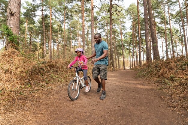 Ojciec przygotowuje dziecko do jazdy na rowerze