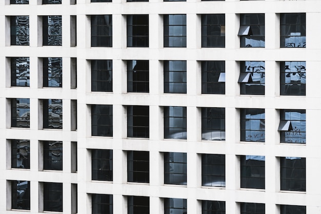 Bezpłatne zdjęcie okna tekstury deseniu budynku
