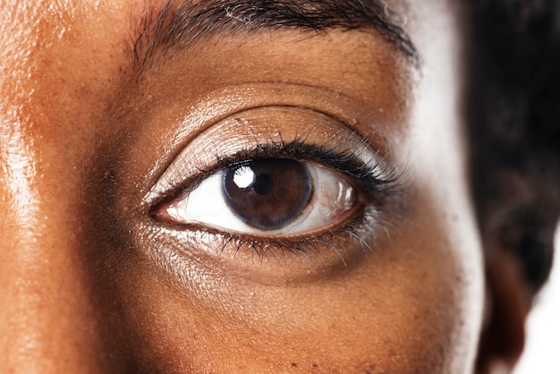 Oko kobiety z futurystyczną technologią inteligentnych soczewek kontaktowych