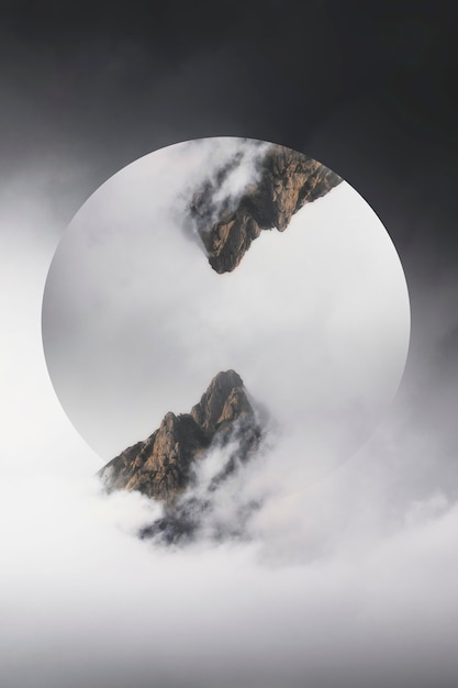 Bezpłatne zdjęcie okrągła odznaka ze szczytem mglistych alp julijskich