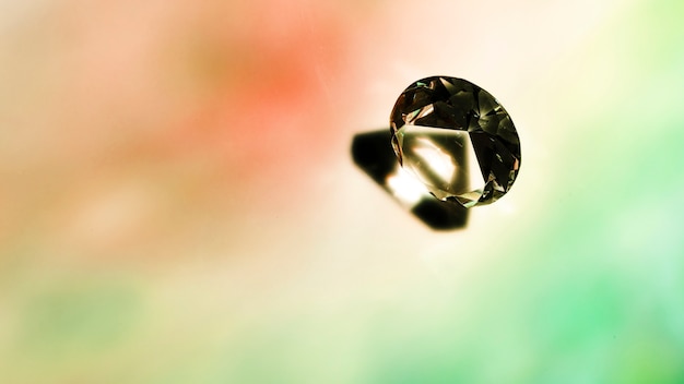 Okrągły błyszczący kryształ na kolorowym tle