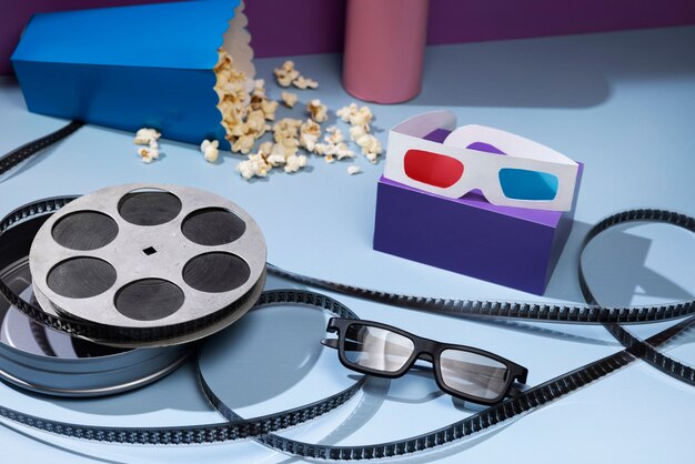 Bezpłatne zdjęcie okulary 3d i popcorn do filmów pod dużym kątem